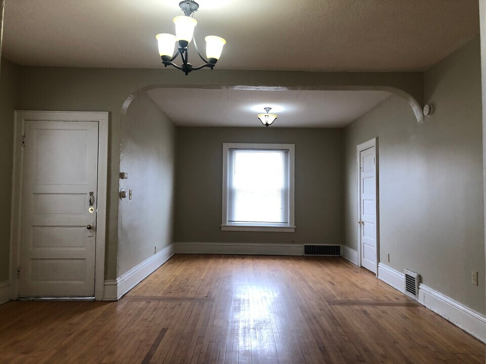 335 E Lincoln Ave, Unit UPPER in Milwaukee, WI - Building Photo