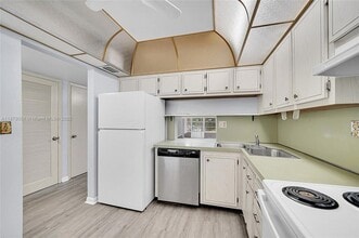 5320 NW 11th St, Unit 205 in Lauderhill, FL - Foto de edificio - Building Photo