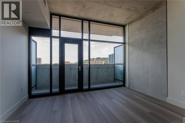 24 Augusta St in Hamilton, ON - Building Photo - Building Photo