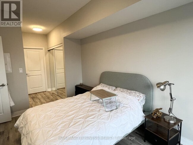 60 Absolute Ave in Mississauga, ON - Building Photo - Building Photo