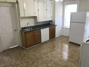 661 Front St, Unit 1R in Woonsocket, RI - Foto de edificio - Building Photo