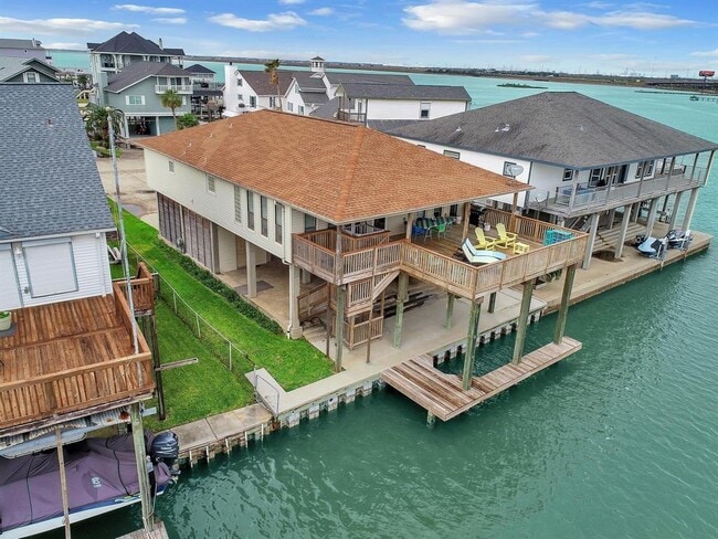 336 Admiral Cir in Tiki Island, TX - Building Photo - Building Photo