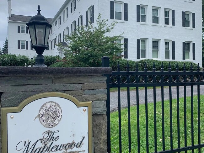 33 Maplewood Ave in Pittsfield, MA - Building Photo - Building Photo
