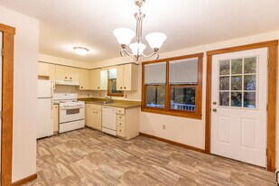 37 Hollis St in Pepperell, MA - Building Photo