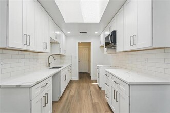 9215 Highedge Cir in Dallas, TX - Building Photo - Building Photo