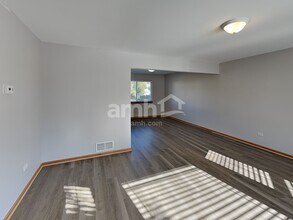 2438 Foxtail Ct in Crest Hill, IL - Foto de edificio - Building Photo