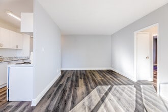 200 Roehampton Ave in Toronto, ON - Building Photo - Interior Photo