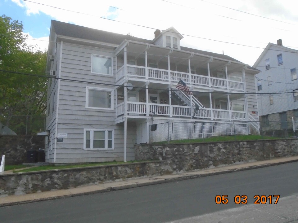 69-73 Cross St in Southbridge, MA - Foto de edificio