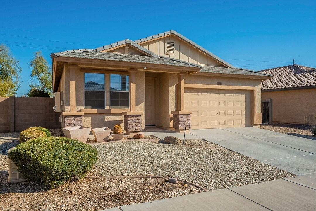 15748 W Shaw Butte Dr in Surprise, AZ - Foto de edificio