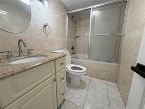 2565 W 56th St, Unit 101 in Hialeah, FL - Building Photo - Building Photo