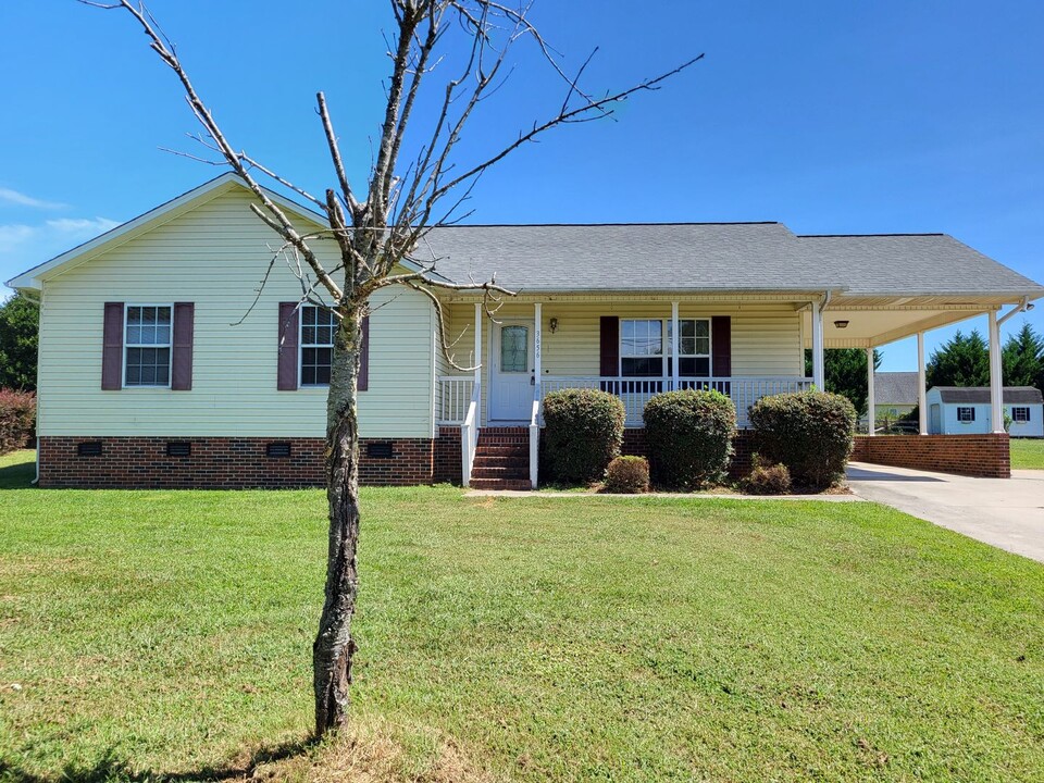 3656 Lee Moore Rd in Maiden, NC - Building Photo