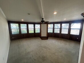 1816 W Spring Valley Rd in Hewitt, TX - Foto de edificio - Building Photo