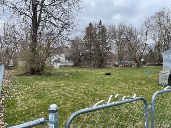 2434 N Long Lake Rd in Fenton, MI - Building Photo - Building Photo