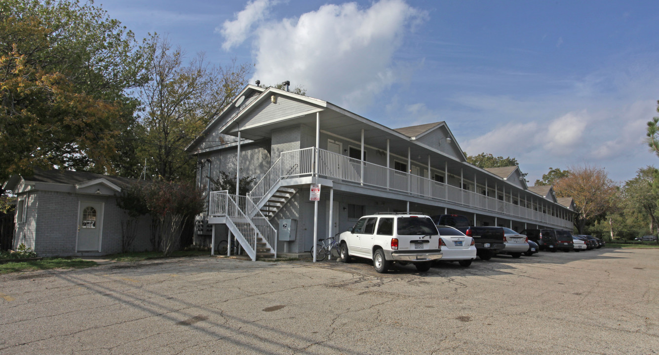 2210 Hickory St in Denton, TX - Building Photo