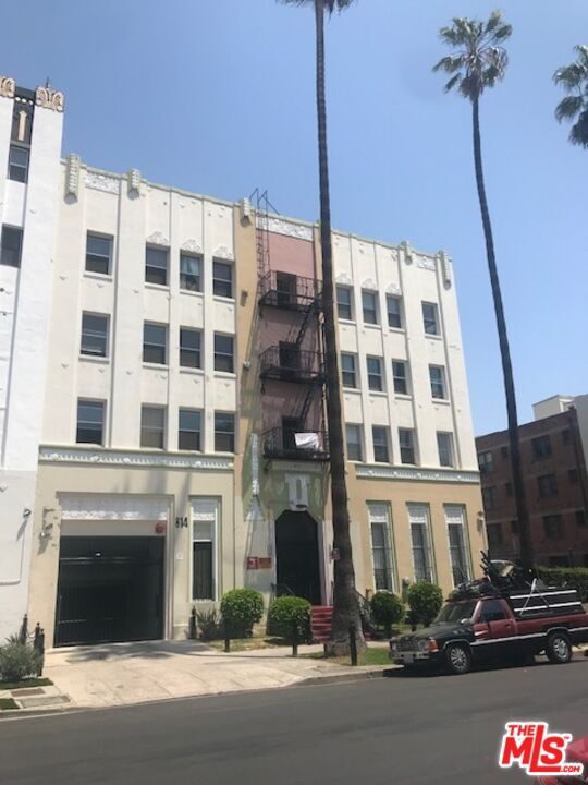 property at 814 S Hobart Blvd