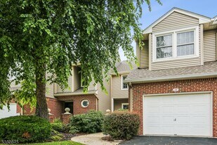 10 Conklin Ct in Roseland, NJ - Building Photo
