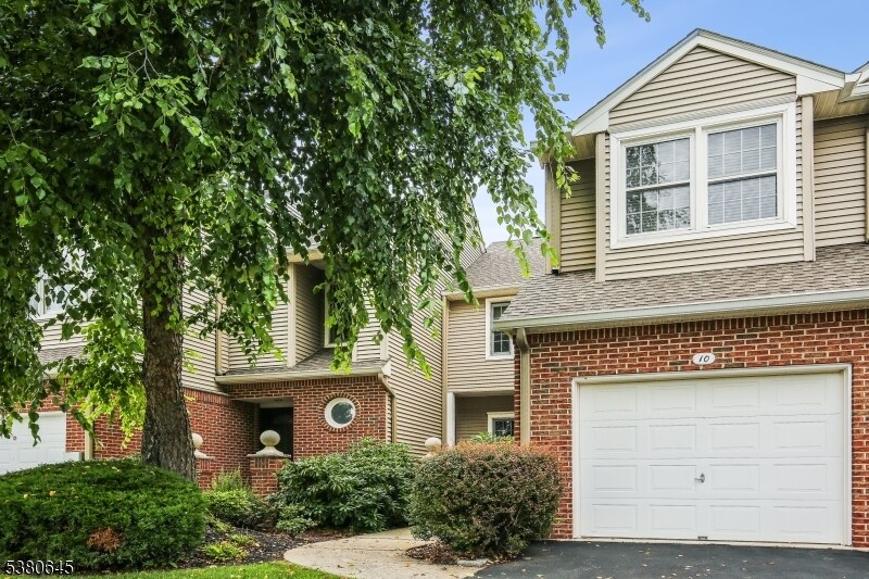 10 Conklin Ct in Roseland, NJ - Building Photo