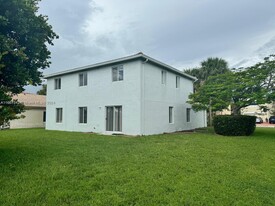 4527 SW 129th Ave in Miramar, FL - Foto de edificio - Building Photo