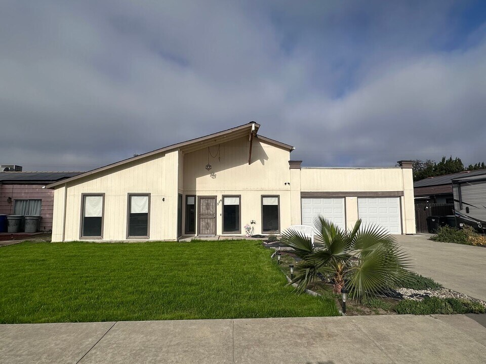 534 Ash St in Lemoore, CA - Building Photo
