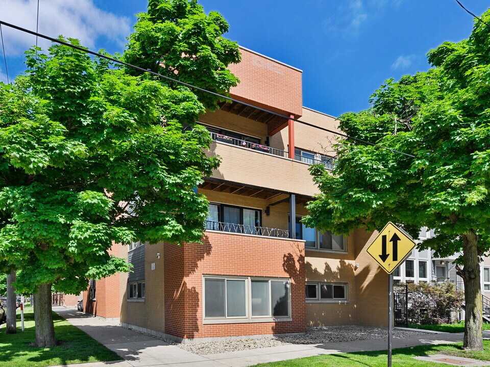 3900 W Cortland St in Chicago, IL - Building Photo