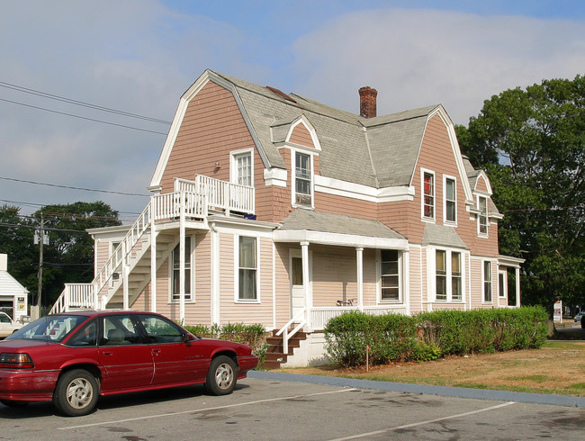 48 Washington St in Mystic, CT - Foto de edificio - Building Photo