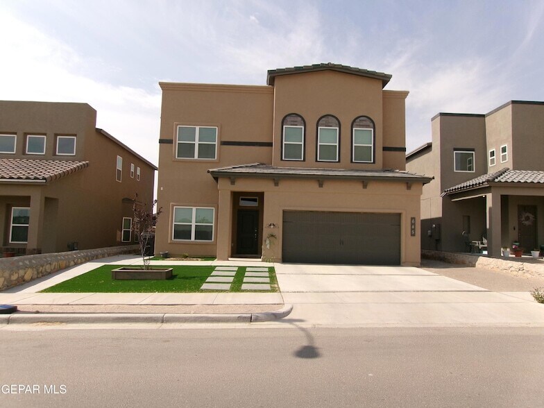 645 La Entrada Cir in Santa Teresa, NM - Building Photo