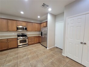 10668 Moss Lake St in Las Vegas, NV - Foto de edificio - Building Photo