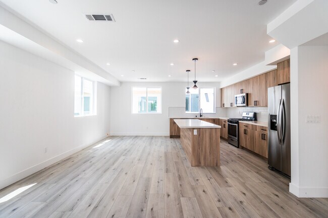 4295 1/2 Tujunga Ave in Studio City, CA - Building Photo - Building Photo