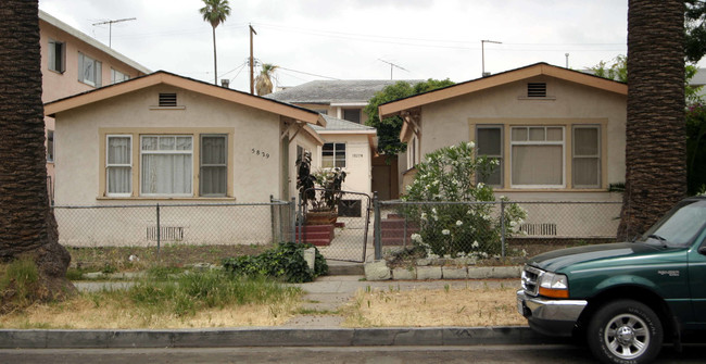 5827 Willoughby Ave in Los Angeles, CA - Foto de edificio - Building Photo