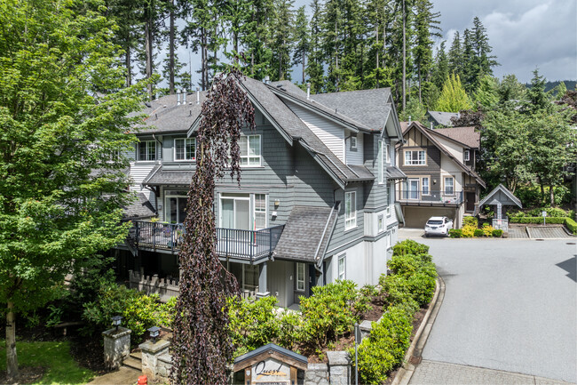 2200 Panorama Dr in Port Moody, BC - Building Photo - Building Photo