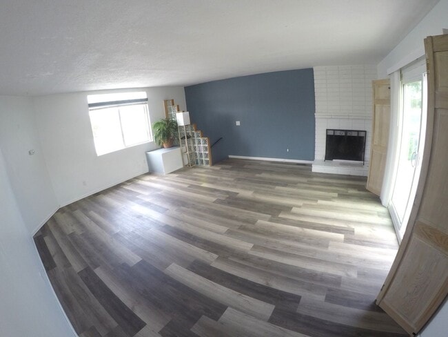 property at 1631 Van Horne Ln