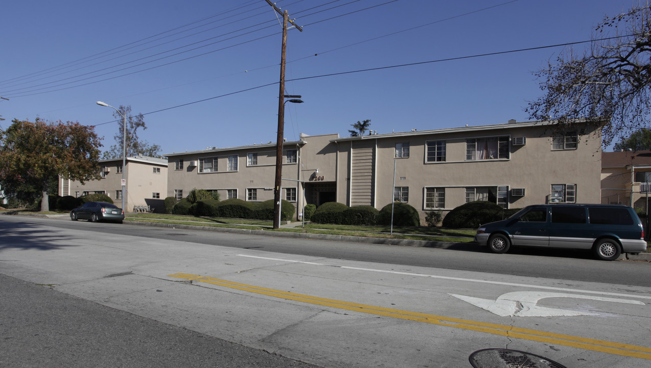 6200-6206 Hazeltine Ave in Van Nuys, CA - Building Photo