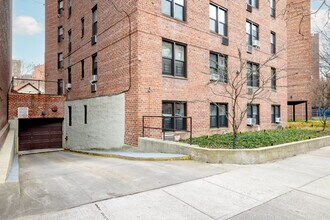 140-50 Burden Cres in Jamaica, NY - Building Photo - Building Photo