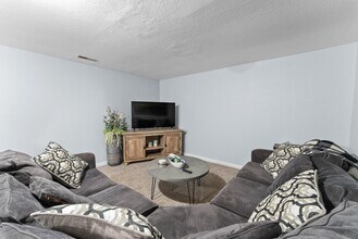 1304 E Sylvan Cir, Unit 11 in Brandon, SD - Foto de edificio - Building Photo