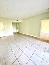 7085 Nova Dr, Unit 223 in Davie, FL - Foto de edificio - Building Photo
