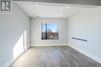 66 John St W in Bradford West Gwillimbury, ON - Building Photo - Building Photo