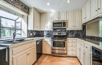 2020 N Garrett Ave in Dallas, TX - Building Photo - Building Photo