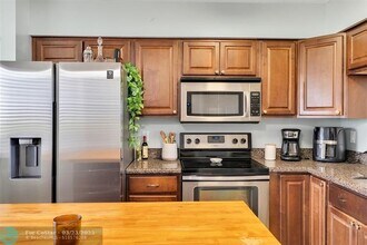 2202 S Cypress Bend Dr in Pompano Beach, FL - Building Photo - Building Photo