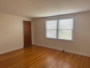 65 Cowesett Ave, Unit 1st in West Warwick, RI - Building Photo - Building Photo