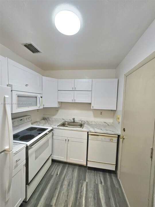 3020 NE 16th Ave in Oakland Park, FL - Building Photo