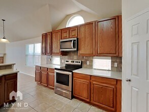 1912 Oak Timber Dr in Bedford, TX - Foto de edificio - Building Photo