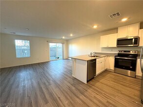 9932 Marigold Hls St in Las Vegas, NV - Building Photo - Building Photo