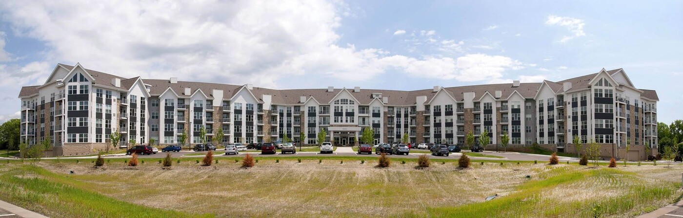 River North Apartments in Coon Rapids, MN - Foto de edificio