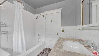 1917 Hillcrest Rd in Los Angeles, CA - Building Photo