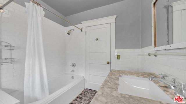 1917 Hillcrest Rd in Los Angeles, CA - Building Photo