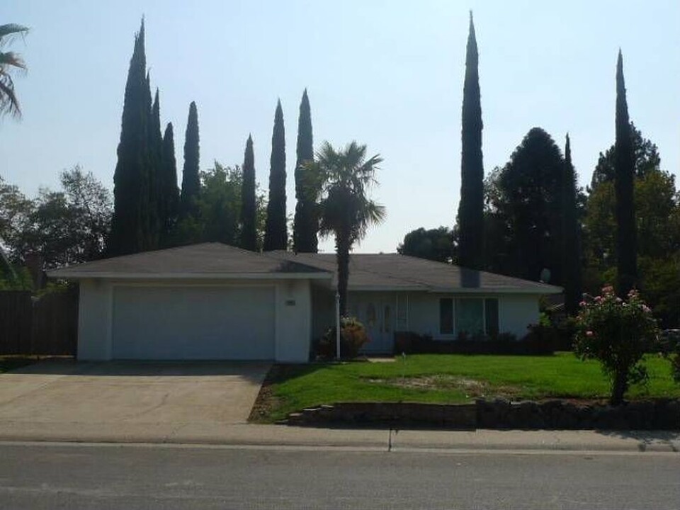 8990 Salmon Falls Dr in Sacramento, CA - Building Photo