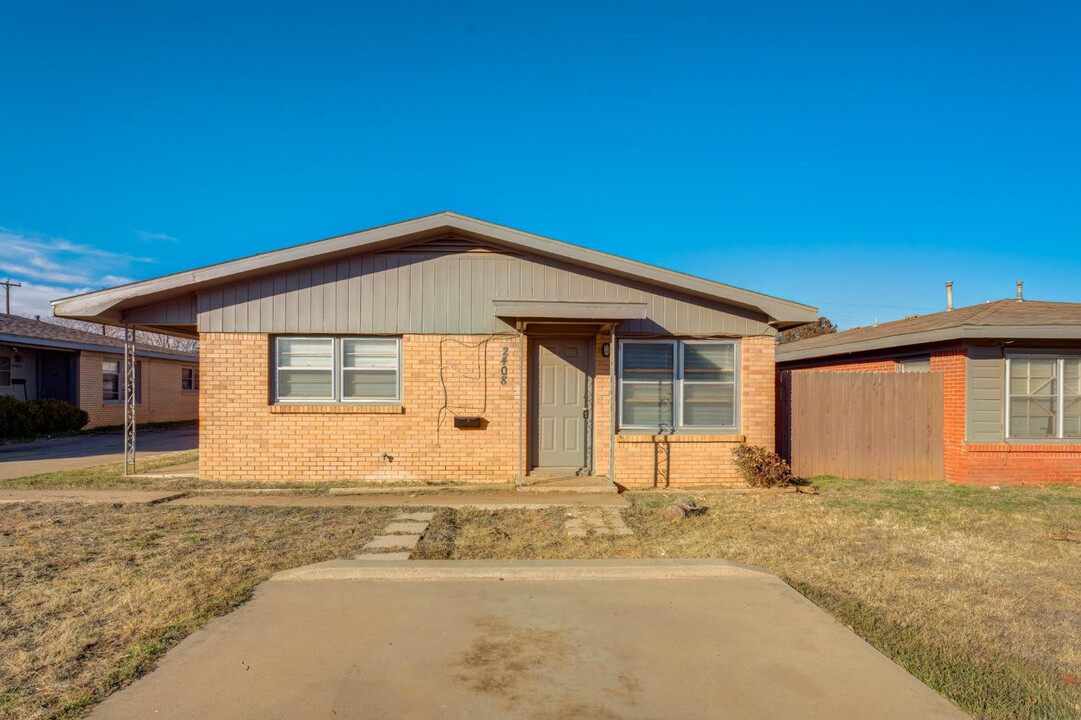 2406 46th St in Lubbock, TX - Building Photo