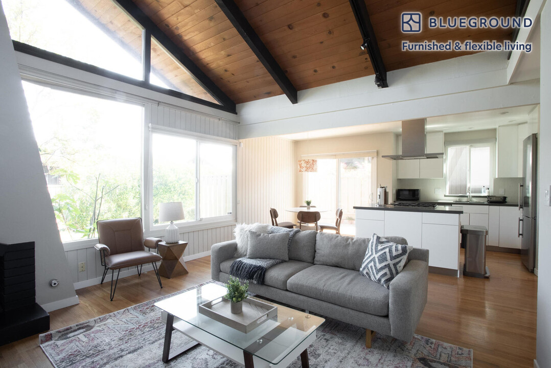 15 Cassandra Way in Mountain View, CA - Building Photo