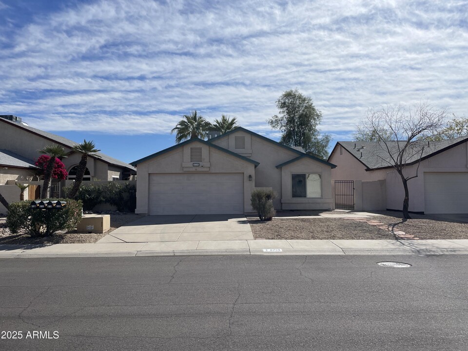 8739 W St John Rd in Peoria, AZ - Building Photo