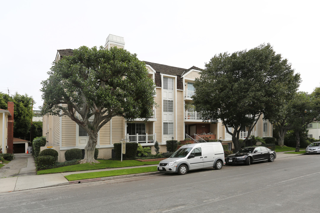 1646 Greenfield Ave in Los Angeles, CA - Building Photo